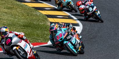 Dikalahkan Veda sampai Emosi Sendiri di Garasi, Murid Marc Marquez Tak Percaya dengan Kegilaan Moto3 Italia 2026