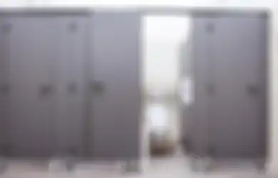Jadi Lebih Mudah Dibersihkan, Simak 8 Alasan Lainnya Kenapa Toilet Umum Tak Menyentuh Lantai, Hanya Sampai Lutut!