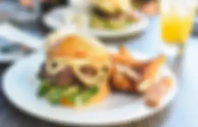 5 Makanan yang Cegah Haus Kala Berpuasa, Salah Satunya Burger!