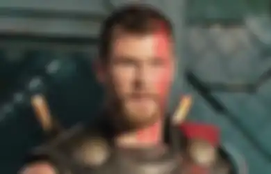Jemput Anak-anaknya Sekolah, Chris Hemsworth Sembunyi di Balik Pohon!