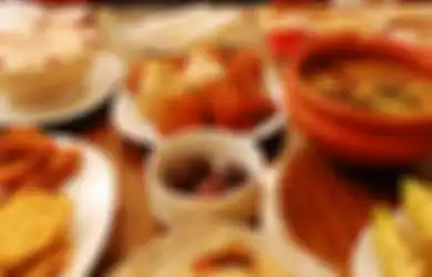 5 Alasan Kenapa Kamu Nggak Perlu Ikut Semua Tawaran Bukber yang Datang