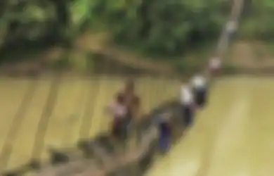 5 Perjalanan Berbahaya yang Harus Ditempuh Siswa untuk Sampai ke Sekolah, Ada yang Harus Turun Gunung 5 Jam!
