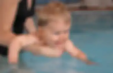 Asyik Main Hape, Seorang Ibu Tak Sadar Bayinya Tenggelam di Dasar Kolam