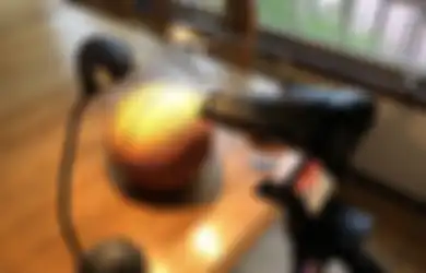 Cowok Ini Membuktikan Bumi Itu Bulat dengan Bola Basket dan Kamera DSLR