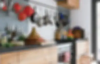Enggan Gunakan Bahan Kimia untuk Bersihkan Dapur? Simak 3 Tips Buat Lemari Kayu Kinclong Kembali!