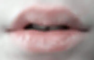 5 Cara Atasi Bibir Kering dan Rusak karena Sering Pakai Lipstik!