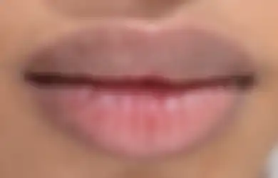 Sering Pakai Lipstik Bikin Bibir Kering dan Hitam? Atasi Pakai 5 Cara Ini!