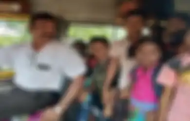 Guru Ini Membeli Bus Demi Bisa Antar-Jemput Muridnya Ke Sekolah