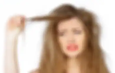 Ampuh Memperbaiki Rambut Kering dan Rusak, Cobain 4 Cara Ini!