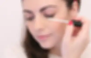 Lagi Tren Produk Serum Bulu Mata. Ada Efek Sampingnya Enggak, Sih?