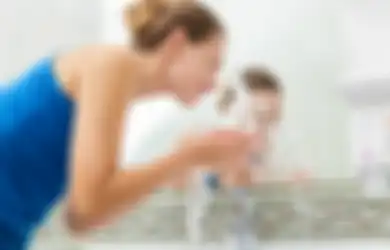 Meski Seharian di Rumah, Double Cleansing Sebelum Tidur Enggak Boleh Ketinggalan!