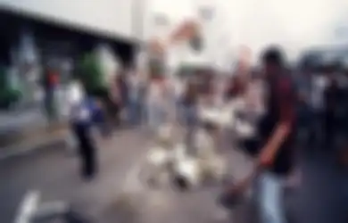 Kisah Pilu Kerusuhan Mei 1998 di Jakarta, Warga Jarah Toko hingga Aparat Tembaki Penjarah