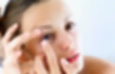 Cegah Iritasi dan Infeksi Mata Karena Softlens dengan 4 Cara Ini!