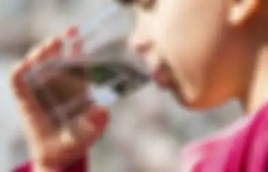 9 Alasan Kenapa Lo Harus Minum Air Hangat Saat Baru Bangun Tidur