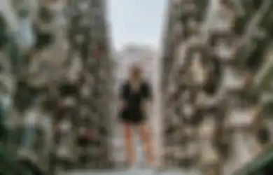 Contek 7 Pose Ini Biar Enggak Kelihatan Aneh Saat Foto OOTD!