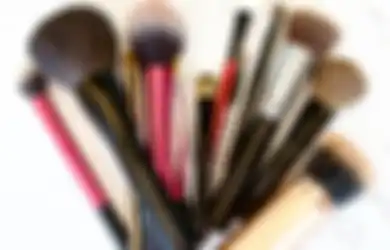 Enggak Perlu Semua, Ini 7 Jenis Kuas Makeup yang Harus Dipunya