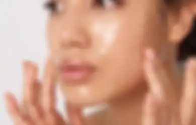 Wajah Bersih Tanpa Pori-pori Tersumbat Berkat 3 Cleansing Oil Terbaik!