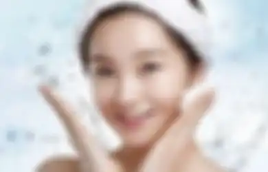 Wajah Anti Kusam, 5 Skincare Ini Jangan Di-Skip Selama Musim Hujan!