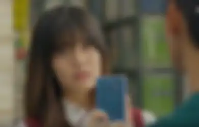 Diam-diam Kepoin Handphone Pacar? Kita Melanggar Kepercayaan dan Bikin Curigaan, Lho!