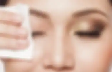Makeup Remover Habis? Tenang! 4 Bahan Dapur Ini Bisa Jadi Penggantinya