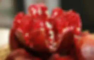 Atasi Kulit Kering dan 3 Manfaat Buah Delima Buat Kecantikan. Kepoin Yuk!