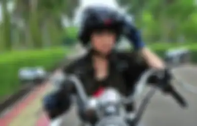 Jangan Lagi Mengendarai Motor Sambil Dengerin Musik. Bahaya Banget!