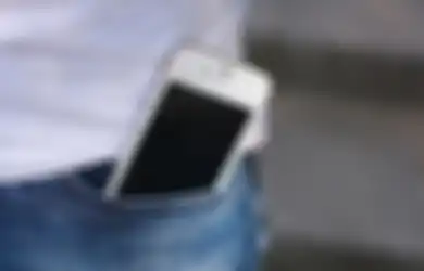 Di Bawah Bantal Hingga Kantong Kemeja, Jangan Lagi Menyimpan Ponsel di 6 Tempat ini Risikonya Bisa Picu Penyakit Mematikan!
