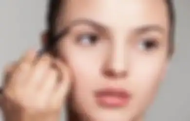 Berguna Banget, Ini Dia 4 Cara Makeup Bikin Alis Tebal Natural!