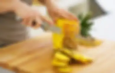 Ternyata Enggak Perlu Pakai Pisau, Gini Cara Mudah Kupas Nanas