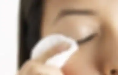 Stop Kebiasaan Ini, 5 Kesalahan Menghapus Makeup Bikin Wajah Rusak