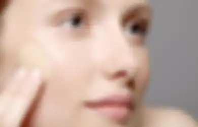 Foundation Terlalu Terang Bikin Muka Abu-abu? Atasi Pakai 5 Trik Ini!
