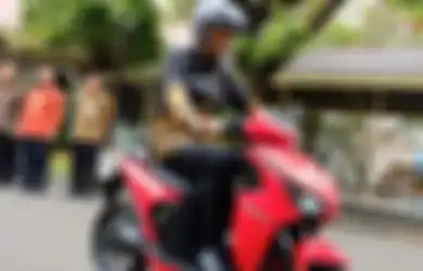 Pak Jokowi Coba Naik Motor Listrik Gesits, Ogah Dikasih Gratis Tapi Langsung Beli 100 Unit