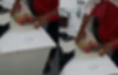 Ngerasa Paketannya Bisa Bergerak, Petugas Pos Ini Membukanya, Ternyata Isinya Mengerikan!