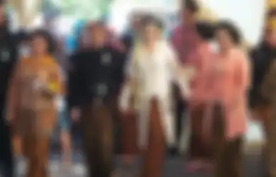 Rela Pindah Agama Saat Dinikahi Anak Jokowi, Penampilan Selvi Ananda di Depan Kamera Selalu Jadi Sorotan: 'Menantu Orang Nomer Satu Aja Nggak Heboh'