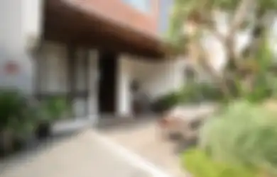 Inspirasi Desain Teras di Rumah Kecil, Lantainya Pakai Kayu Ulin