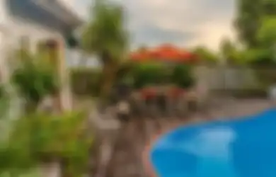 Dihias Bunga, Kolam Renang di Rumah Makin Nyaman dan Cantik Saja, Ini Pilihan Tanamannya!