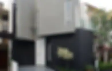 Lahan yang Terbatas Serta Arah Hadap Rumah yang Salah, Ini Trik Cerdas Renovasinya