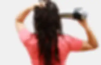 7 Tips Mengeringkan Rambut Pakai Hair Dryer Tanpa Rusak dan Rontok!