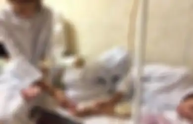 Model Kembar Ini Berakhir Menyedihkan Setelah Mengikuti Saran Agensinya Untuk Merubah Penampilan Laiknya 'Kerangka Hidup'