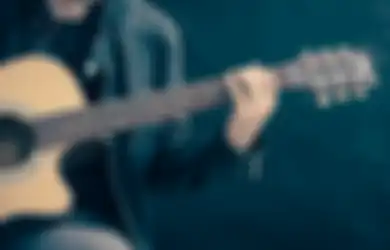 6 Lagu Romantis yang Bisa Lo Nyanyiin ke Gebetan, Kunci Gitarnya Gampang!