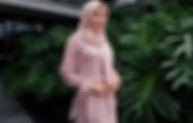 Selain Kain Batik, Kebaya Cocok Dipadankan dengan 4 Jenis Bawahan Ini!