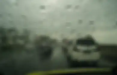 Baru Tahu, Kaca Mobil Buram Saat Hujan? Gini Cara Agar Tetap Jelas