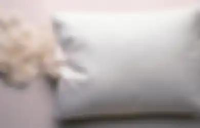 Siapkan Satu Cangkir Pemutih Saat Melihat Noda Kuning di Bantal, Ini yang Terjadi!