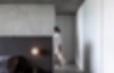 Inspirasi Apartemen Bernuansa Gelap dengan Dinding Tanah Liat