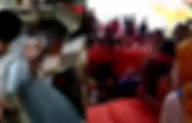 Sesi Foto-foto Berujung Nahas, Pelaminan Tetiba Ambrol Gegara Tamu Berjubel Minta Selfie, Pasangan Pengantin Sampai Nyemplung ke Kali