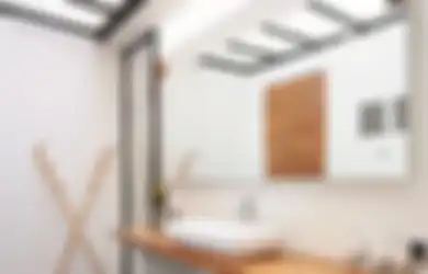 5 Ide Desain Wastafel Bermeja, Bikin Kamar Mandi Kamu Tampak Lebih Menarik!
