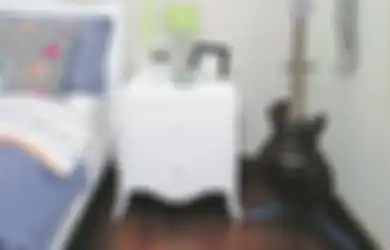 6 Desain Nakas Mungil Penghias Ranjang, Bikin Kamar Tampak Luas