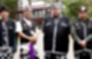 Jawaban Apakah Manfaat yang Mereka Dapatkan dengan Membantu Masyarakat Muslim Menjalankan Ibadah Agamanya