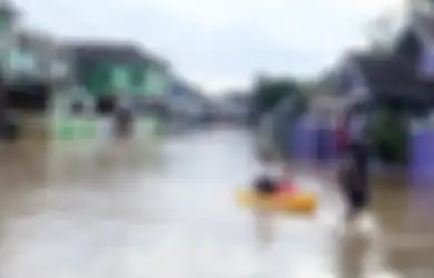 Rumah Terendam Banjir, Warga Ini Justru Kedatangan Tamu Tak Terduga