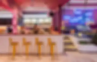 Intip Interior Kolam Renang Bergaya Retro yang Dihiasi Lampu Neon